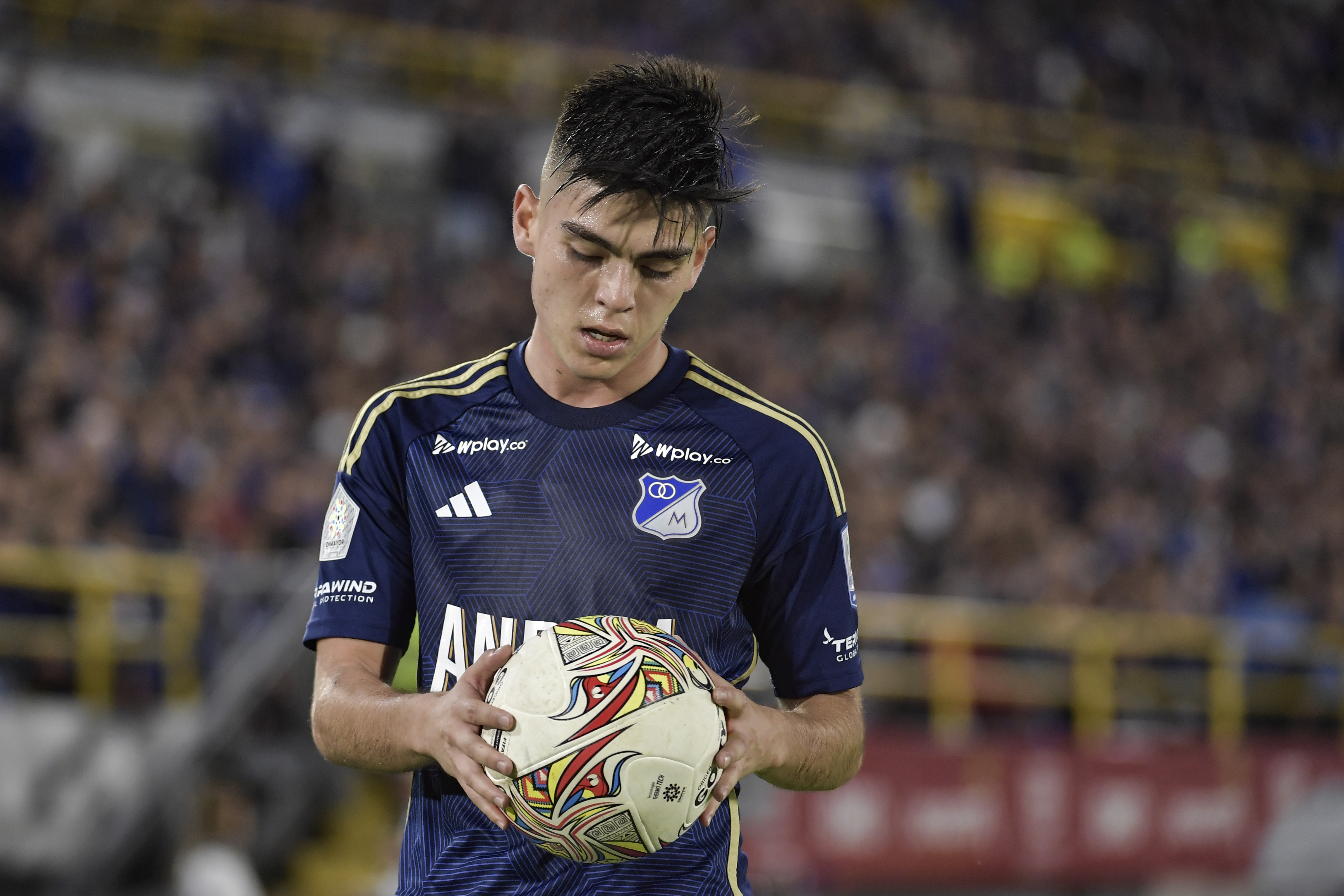 Jugador de Millonarios durante compromiso ante el Atlético Bucaramanga en los Cuadrangulares de la Liga Betplay I 2024 en el estadio El Campin de Bogotá