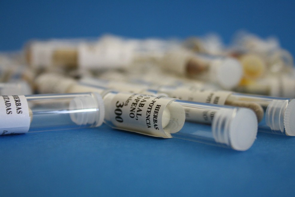 El “mico” que metieron en ley “antitrámites” para cambiar regulación de medicamentos