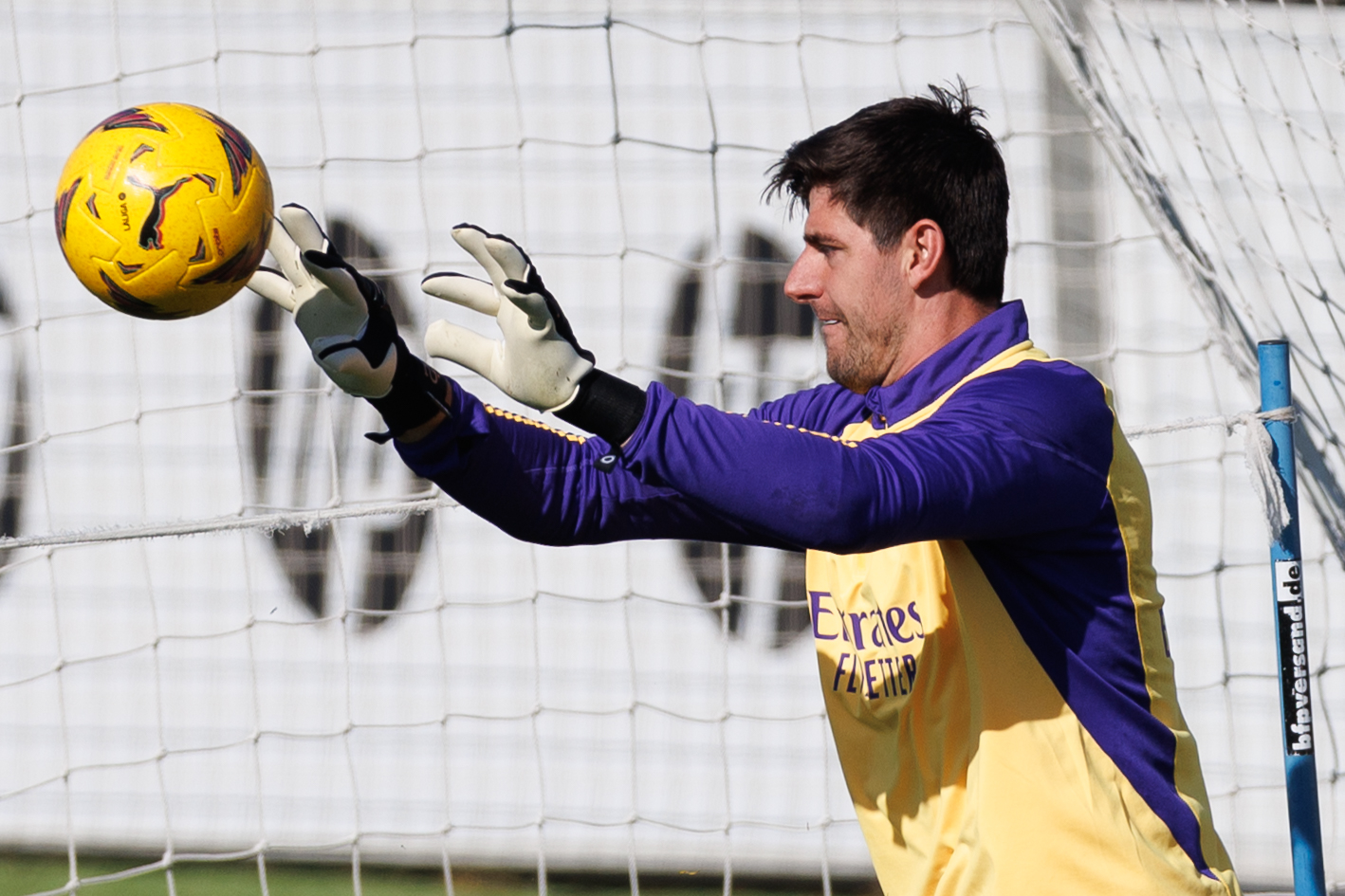 MADRID, 01/03/2024.- El portero belga Thibaut Courtois participa en el entrenamiento de su equipo en la Ciudad Deportiva de Valdebebas en Madrid este viernes. EFE/Sergio Pérez