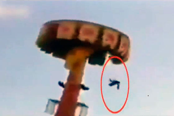 Video muestra a hombre cayendo de martillo giratorio en parque de atracciones