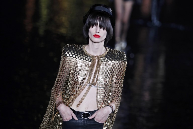 Sobre las aguas, Saint Laurent presentó su nueva colección en París