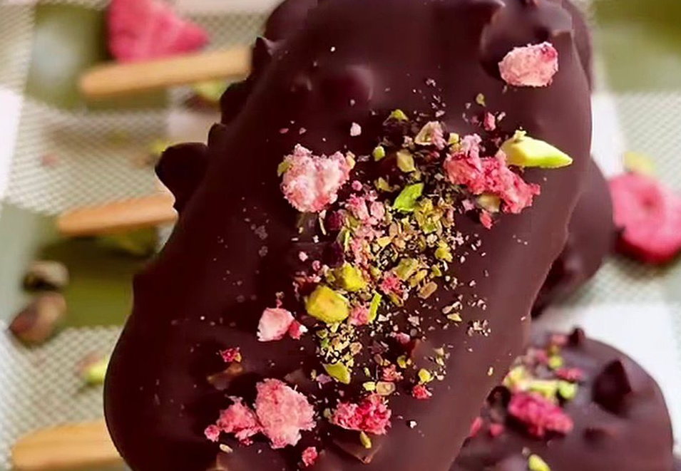 Receta para hacer “magnum” Dubái: paletas heladas de chocolate, fresa y pistacho