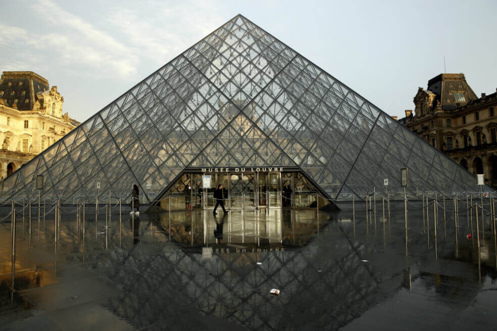 El administrador insistió en que las autoridades francesas por ahora recomiendan que los museos abran. / EFE