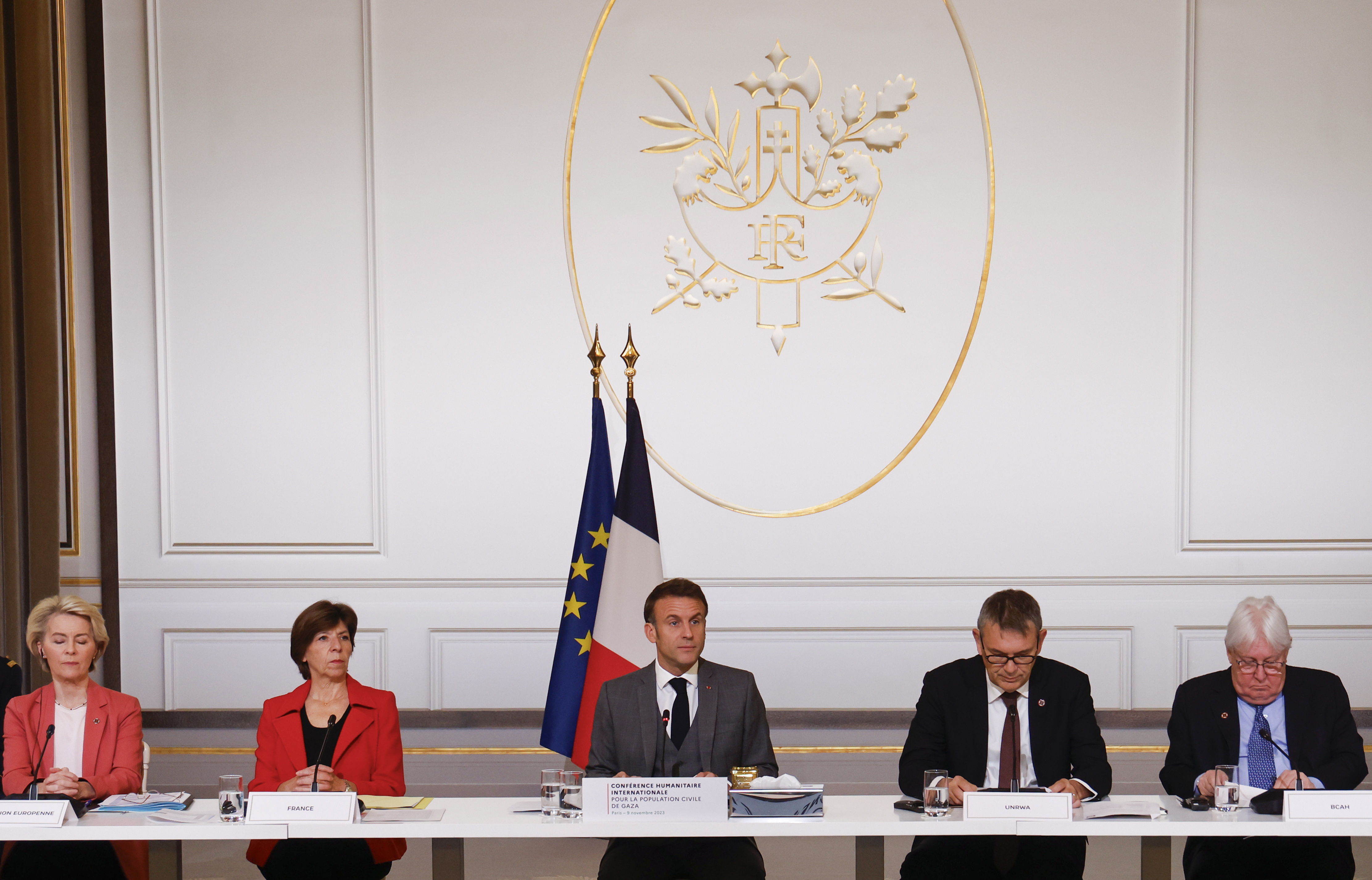 Paris (France), 09/11/2023.- (L-R) European Commission President Ursula von der Leyen, French Foreign, European Affairs Minister Catherine Colonna, French President Emmanuel Macron, Commissioner General of UNRWA Philippe Lazzarini and UN Under-Secretary General for Humanitarian Affairs and Emergency Relief Martin Griffiths attend an international humanitarian conference for the civilian population in Gaza, at the Elysee Presidential Palace in Paris, France, 09 November 2023. Key international players will gather at the conference to determine a concrete plan of action to support civilians in Gaza. Thousands of Israelis and Palestinians have died since the militant group Hamas launched an unprecedented attack on Israel from the Gaza Strip on 07 October, and the Israeli strikes on the Palestinian enclave which followed it. (Francia) EFE/EPA/LUDOVIC MARIN / POOL MAXPPP OUT
