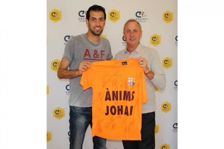 Cruyff recibe apoyo del plantel de Barcelona