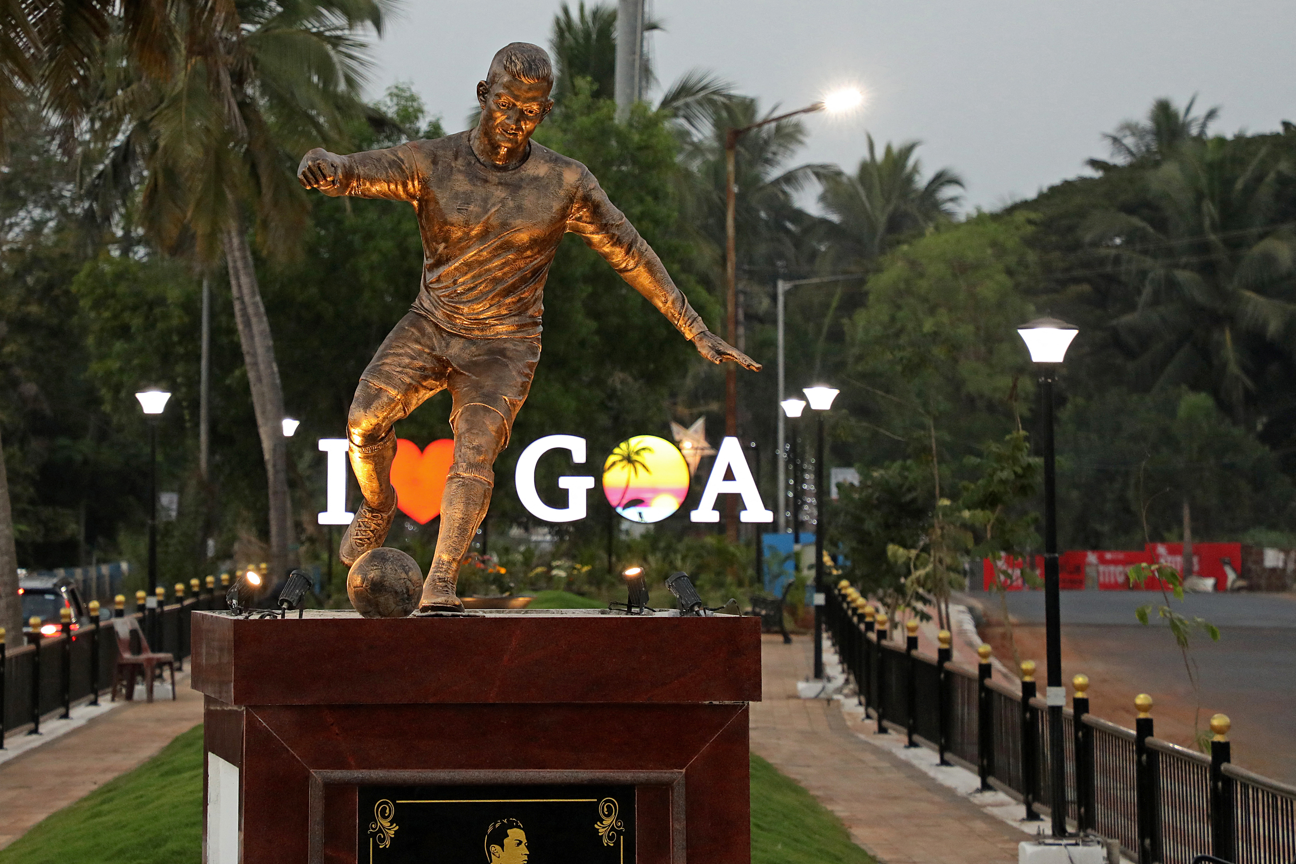 Vuelve y juega: estatua de Cristiano Ronaldo genera polémica, esta vez en India