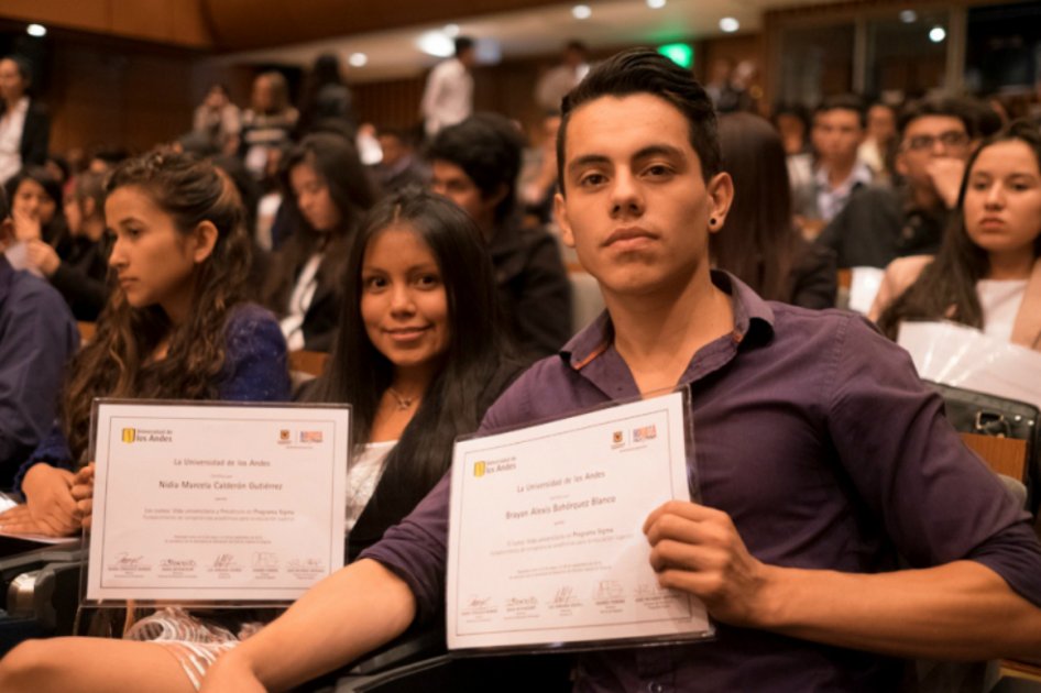 Programa ‘Sigma’ gradúa a 427 estudiantes de colegios distritales de cursos en U. de Los Andes