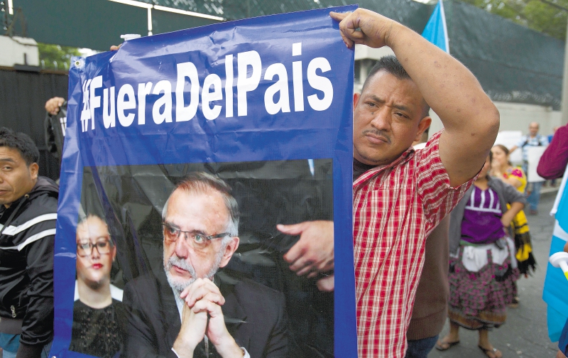 Protestantes guatemaltecos pidieron la salida de Iván Velásquez del país.