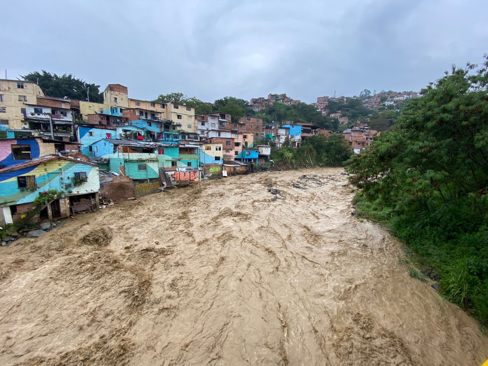 Evacuaron siete familias por creciente en quebrada La Iguana, en Medellín