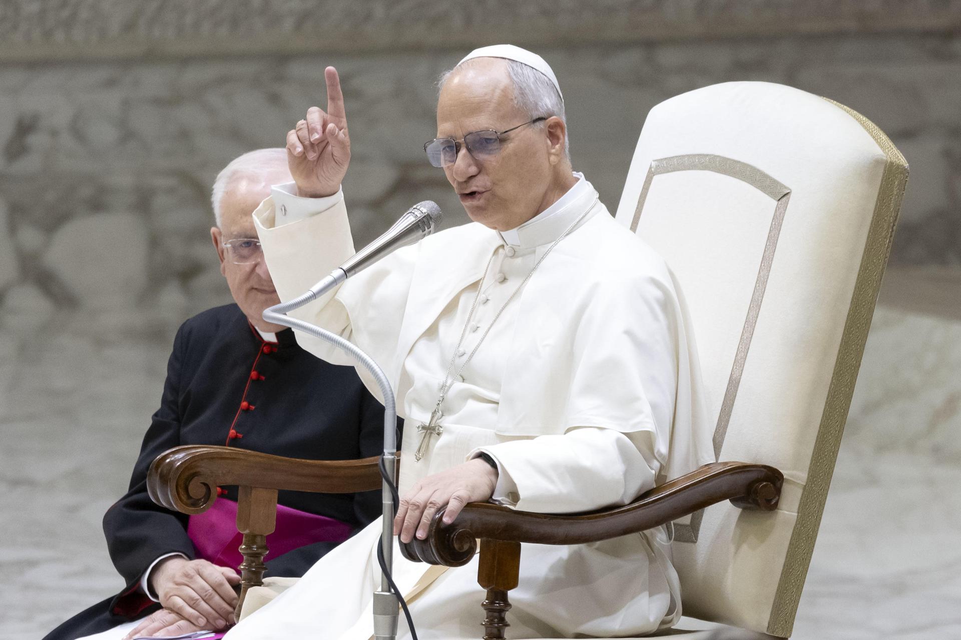 Vatican City (Vatican City State (Holy See)), 18/10/2025.- Pope Leo XIV attends the Jubilee of Roma, Sinti, and Travellers in the Paul VI Hall in the Vatican, 18 October 2025. (Papa) EFE/EPA/MASSIMO PERCOSSI