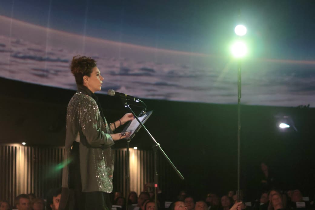 Eleonora Betancur González, directora de la APC Colombia, durante su discurso en el evento Alianzas con Resultados.