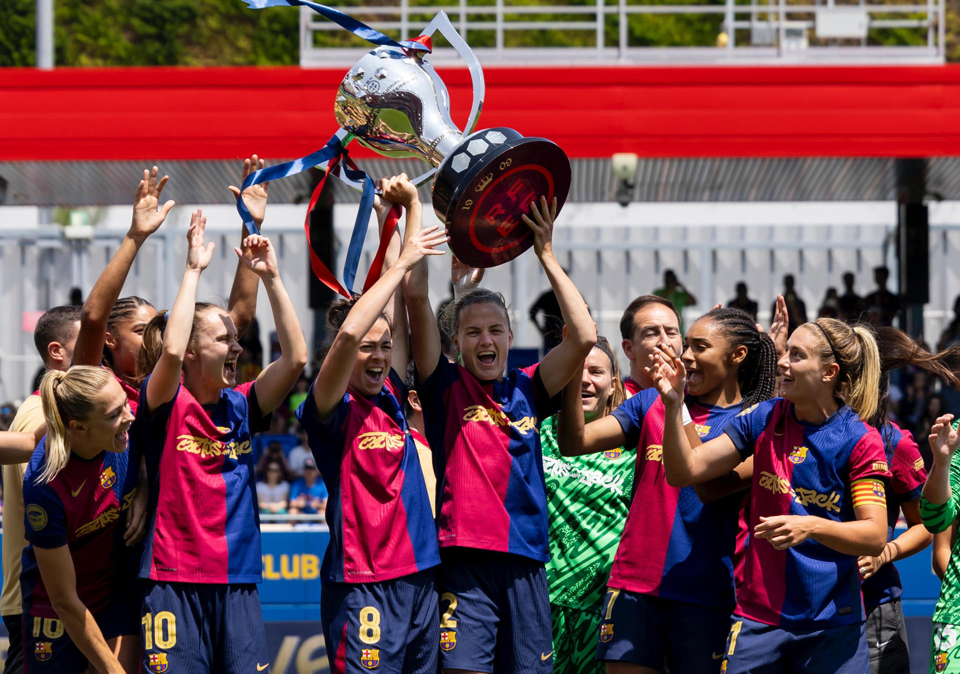 BARCELONA (ESPAÑA), 18/05/2025.- Las jugadoras del FC Barcelona levantan el trofeo y celebran su título de Liga después de su partido de la Primera División femenina contra el Athelic Club de Bilbao disputado este domingo en Barcelona. EFE/RFEF -SOLO USO EDITORIAL/SOLO DISPONIBLE PARA ILUSTRAR LA NOTICIA QUE ACOMPAÑA (CRÉDITO OBLIGATORIO)-
