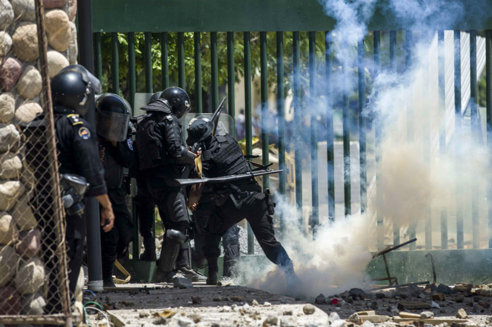La represión de la policía contra los manifestantes, así como la censura de canales de televisión generó una condena internacional. / EFE
