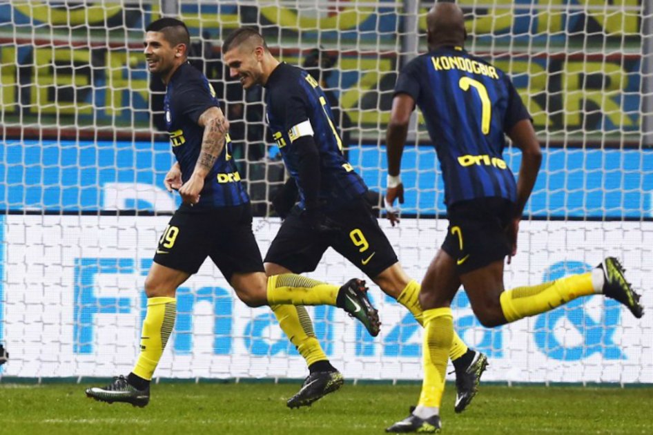 Los argentinos Éver Banega (i) y Mauro Icardi (c) anotaron los goles del triunfo del Inter. / AFP