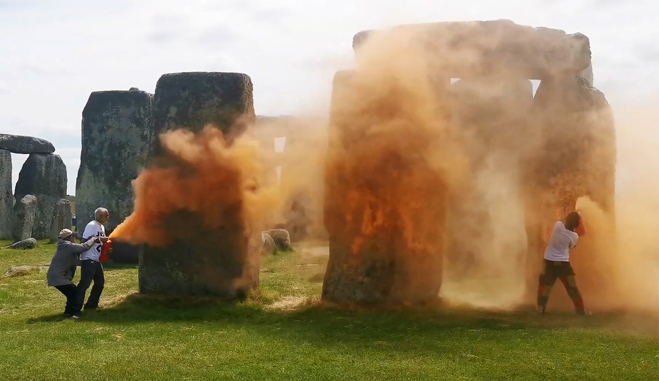 En video: detienen a dos activistas que arrojaron pintura al monumento de Stonehenge