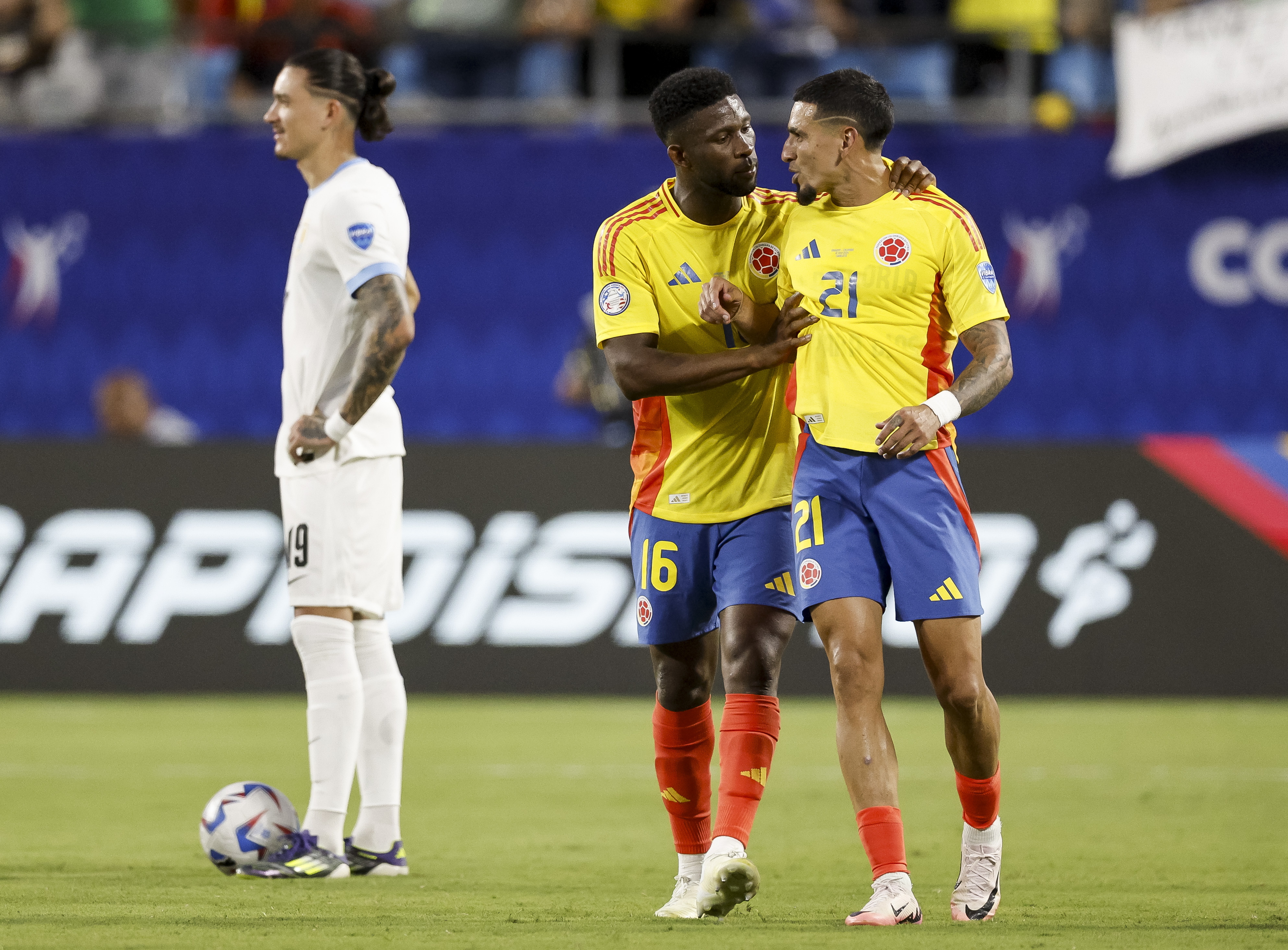 Charlotte (United States), 11/07/2024.- Colombia's Daniel Munoz (R) after being a red card with teammate Jefferson Lerma (C) as they walk past Uruguay's Darwin Nunez (L) during the first half of the CONMEBOL Copa America 2024 semi-finals match between Uruguay and Colombia at Bank of America stadium in Charlotte, North Carolina, USA, 10 July 2024. EFE/EPA/ERIK S. LESSER
