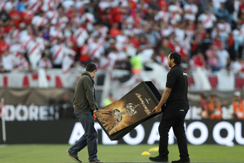 Presidente de la Conmebol: «El fútbol se gana en la cancha, no tirando piedras»