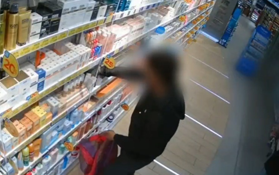 Robaron más de mil productos de una droguería y los encontraron en locales en Plaza España