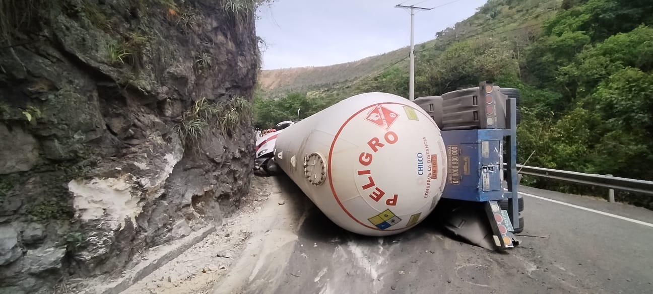 Grave accidente en la vía Bogotá–Girardot: vehículo terminó volcado