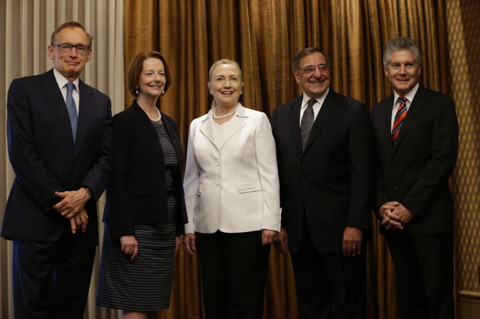 Hillary Clinton llega a Australia para reforzar lazos militares