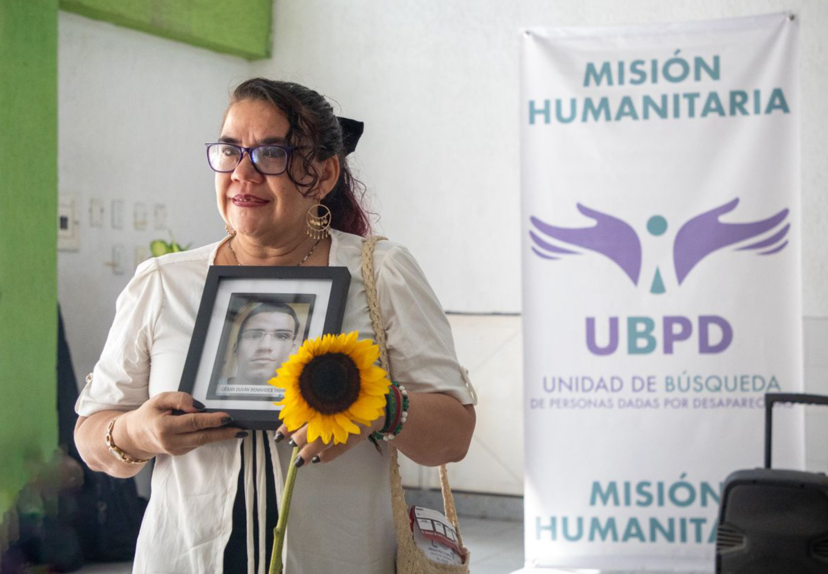 COL700. NEIVA. (COLOMBIA), 20/08/2024.- Fotografía cedida por la Unidad de Búsqueda de Personas dadas por desaparecidas (UBPD), que muestra una familiar de César Duván Benavides sosteniendo su fotografía luego de que estuviera desaparecido durante doce años en Neiva (Colombia). Una familia colombiana puso fin a doce años incertidumbre y zozobra luego de que le entregaran los restos de un familiar desaparecido en Neiva, capital del departamento del Huila, en el sur del país, en 2012, informó este martes la Jurisdicción Especial para la Paz (JEP). EFE/UBPD/SOLO USO EDITORIAL/ SOLO DISPONIBLE PARA ILUSTRAR LA NOTICIA QUE ACOMPAÑA (CRÉDITO OBLIGATORIO)