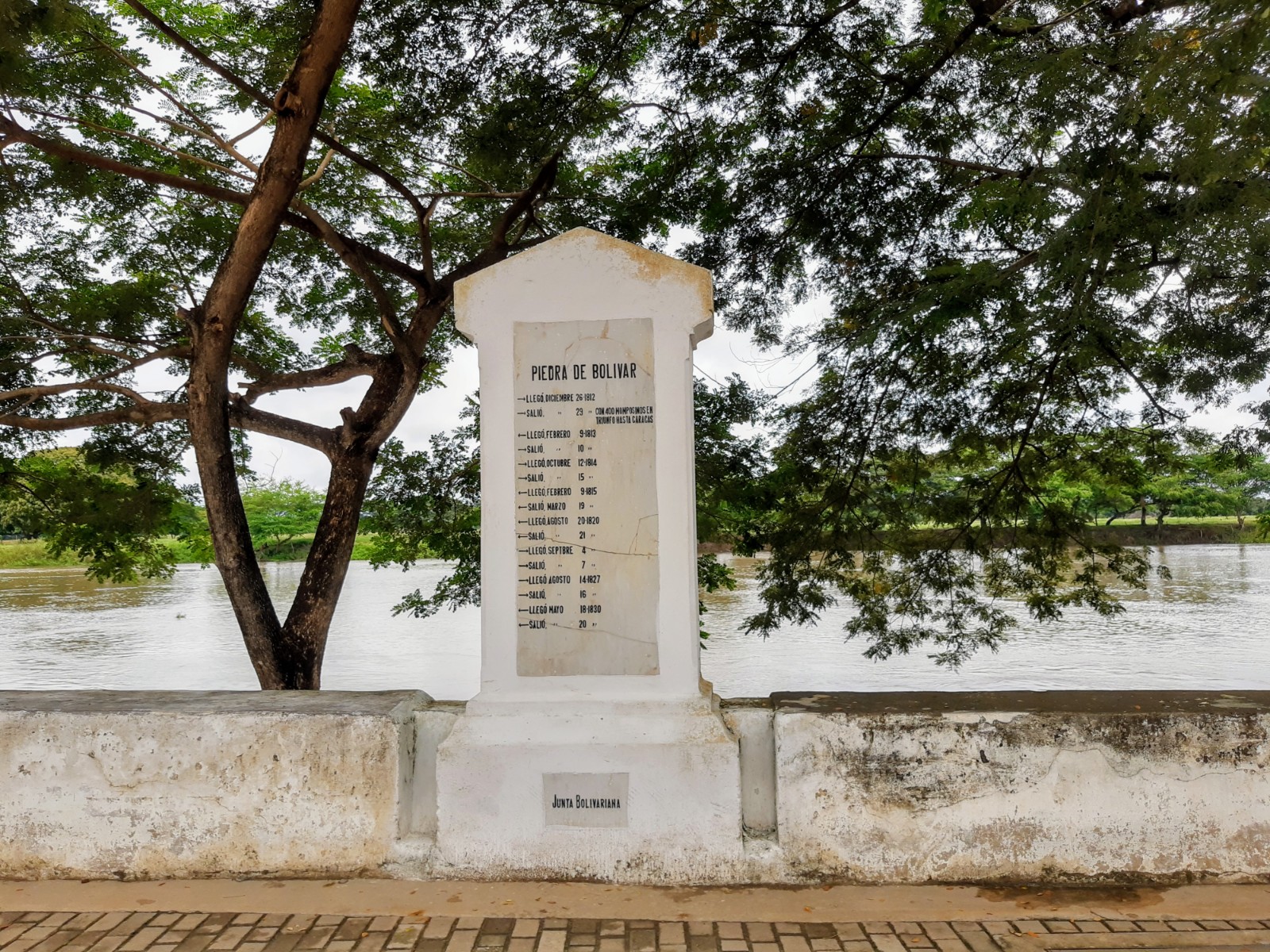 La historia de Mompox, rica en anécdotas, personajes y curiosidades, es protagonizada, entre tantos, por el Libertador Simón Bolívar, quien estuvo en la Ciudad Valerosa en ocho ocasiones, con tal importancia que un día afirmó: “Si a Caracas debo la vida, a Mompox debo la gloria”.