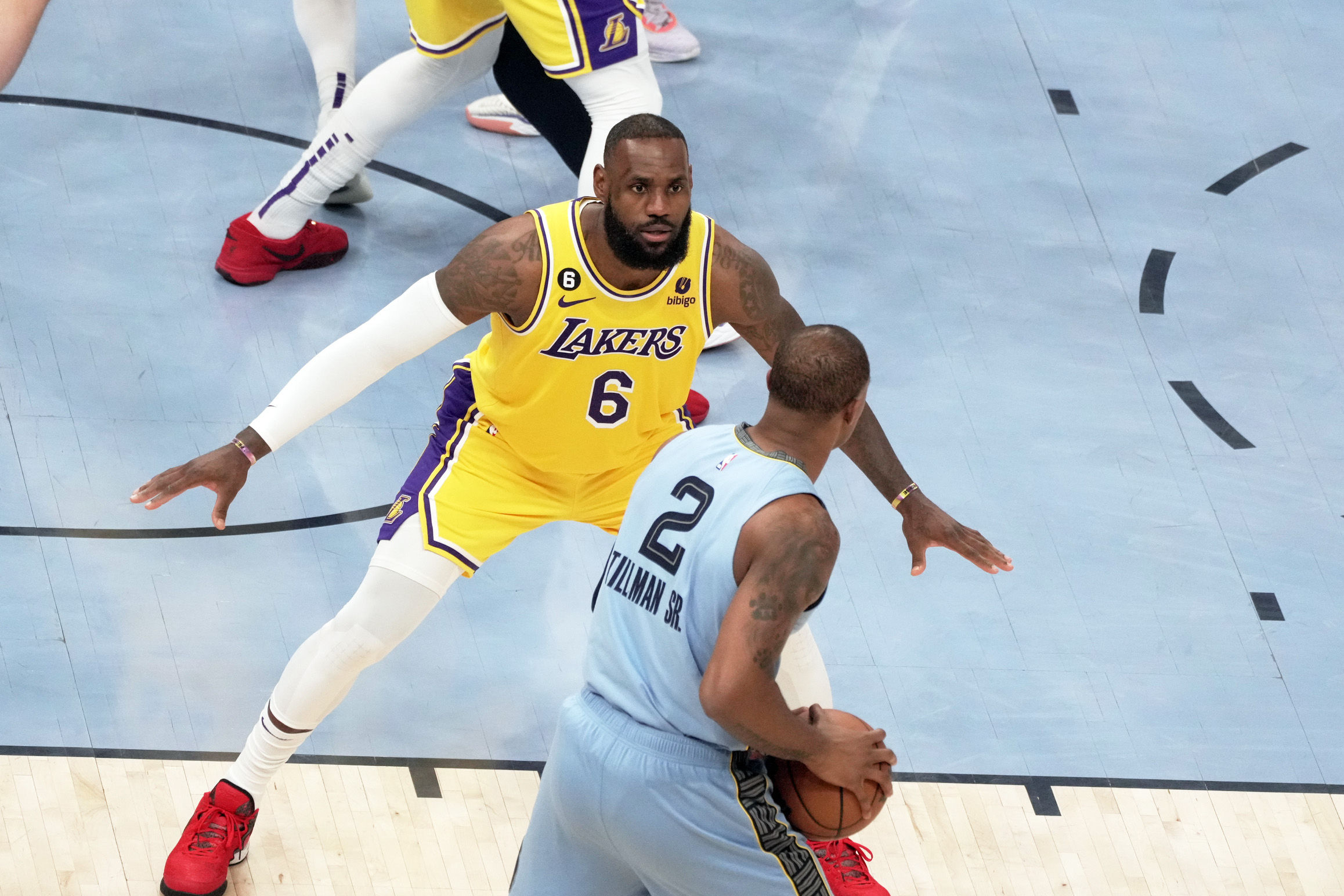 AME4590. MEMPHIS (ESTADOS UNIDOS), 26/04/2023.- LeBron James (D) Los Angeles Lakersdisputa el balón con Xavier Tillman Sr de Memphis Grizzlies hoy, en la primera mitad del partido en el FedEx Forum de Memphis, Tennessee (EEUU). EFE/ Karen Pulfer Focht
