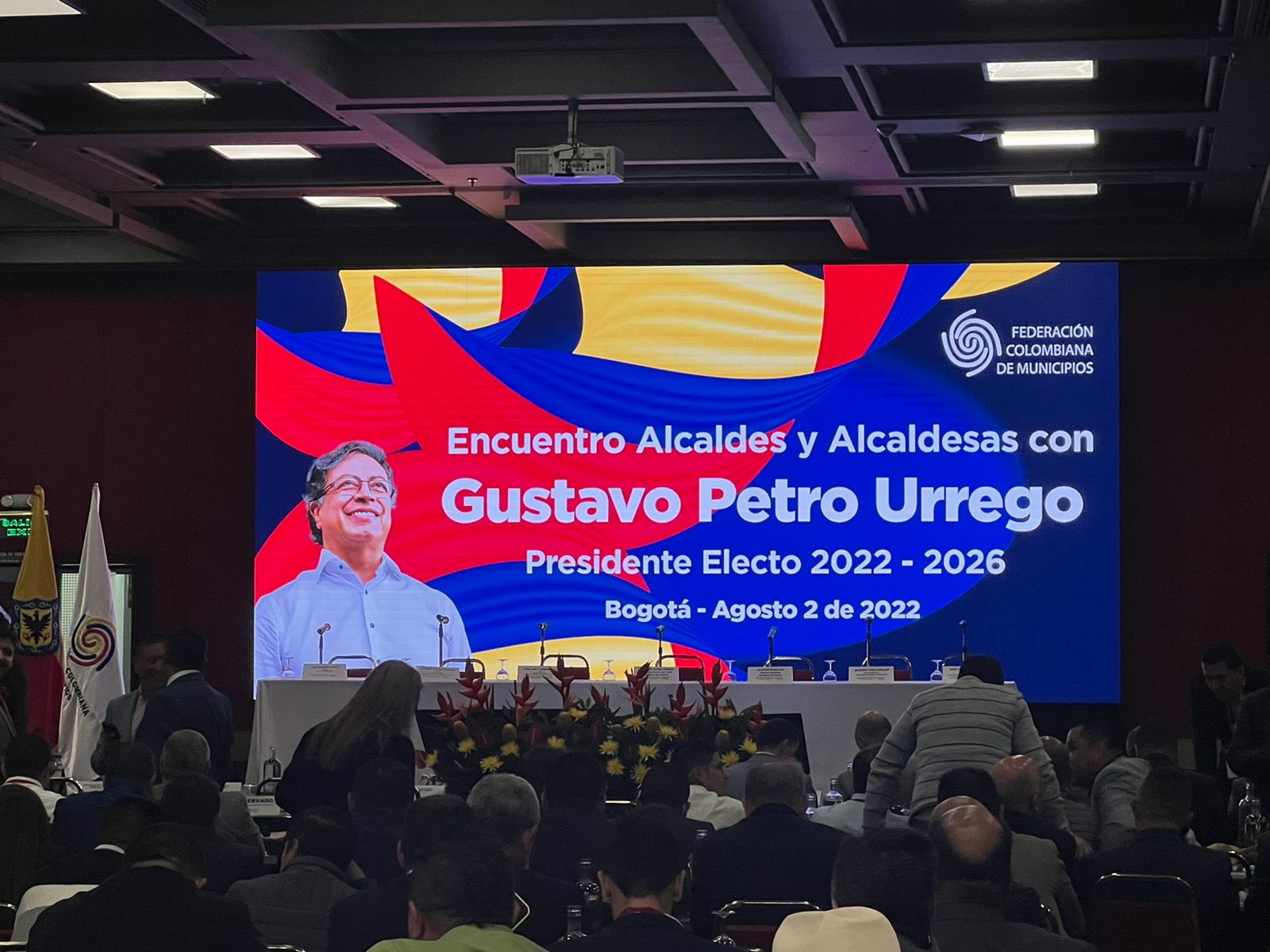 En el encuentro están representando al gobierno electo políticos como Luis Fernando Velasco.