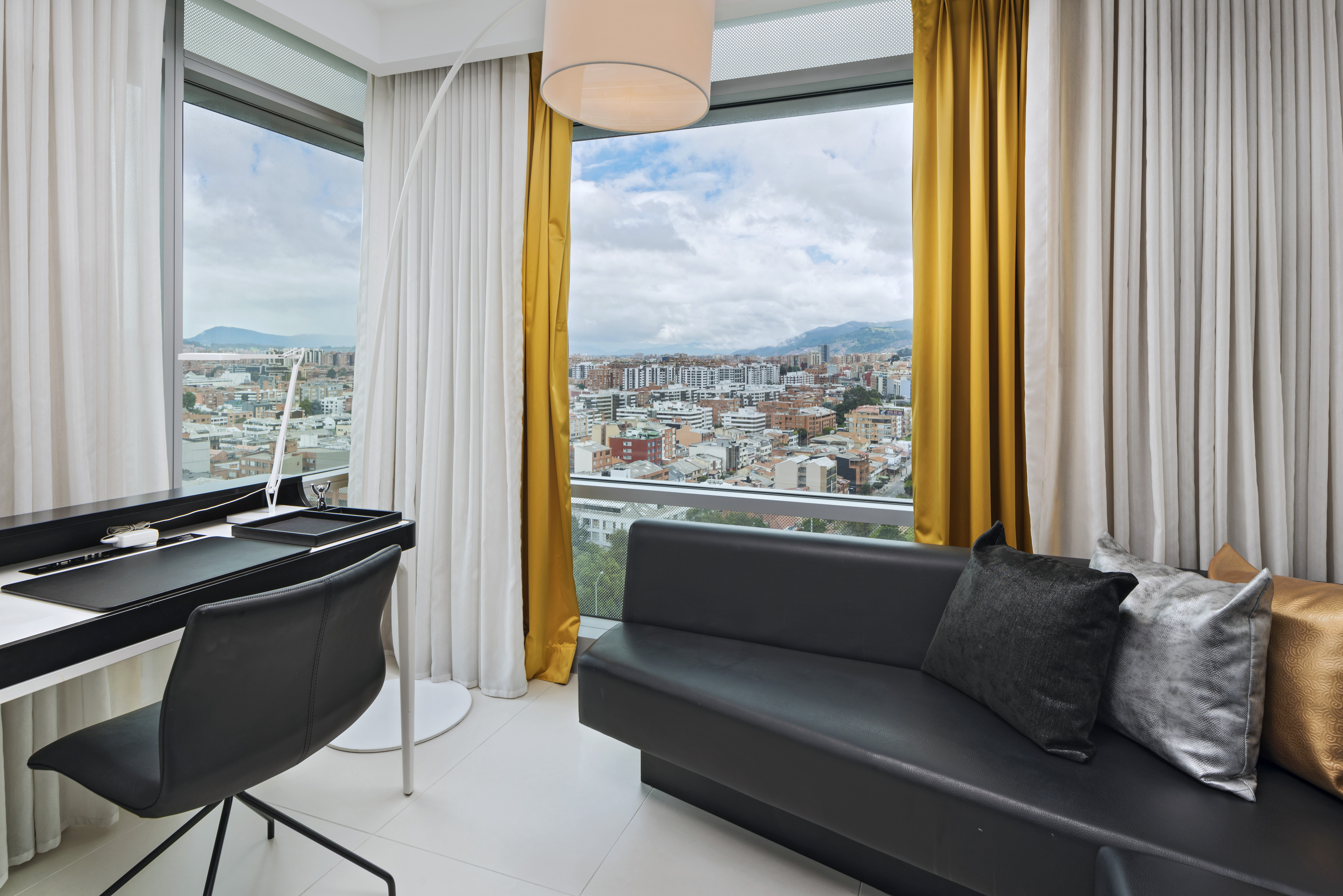 Si lo suyo es trabajar, disfrute haciéndolo de una manera cómoda, eficiente y segura con el formato de Room Office. Donde podrá trabajar en cómodas habitaciones convertidas en oficinas privadas (no se preocupe que no se ve la cama destendida en sus reuniones virtuales porque la quitan).