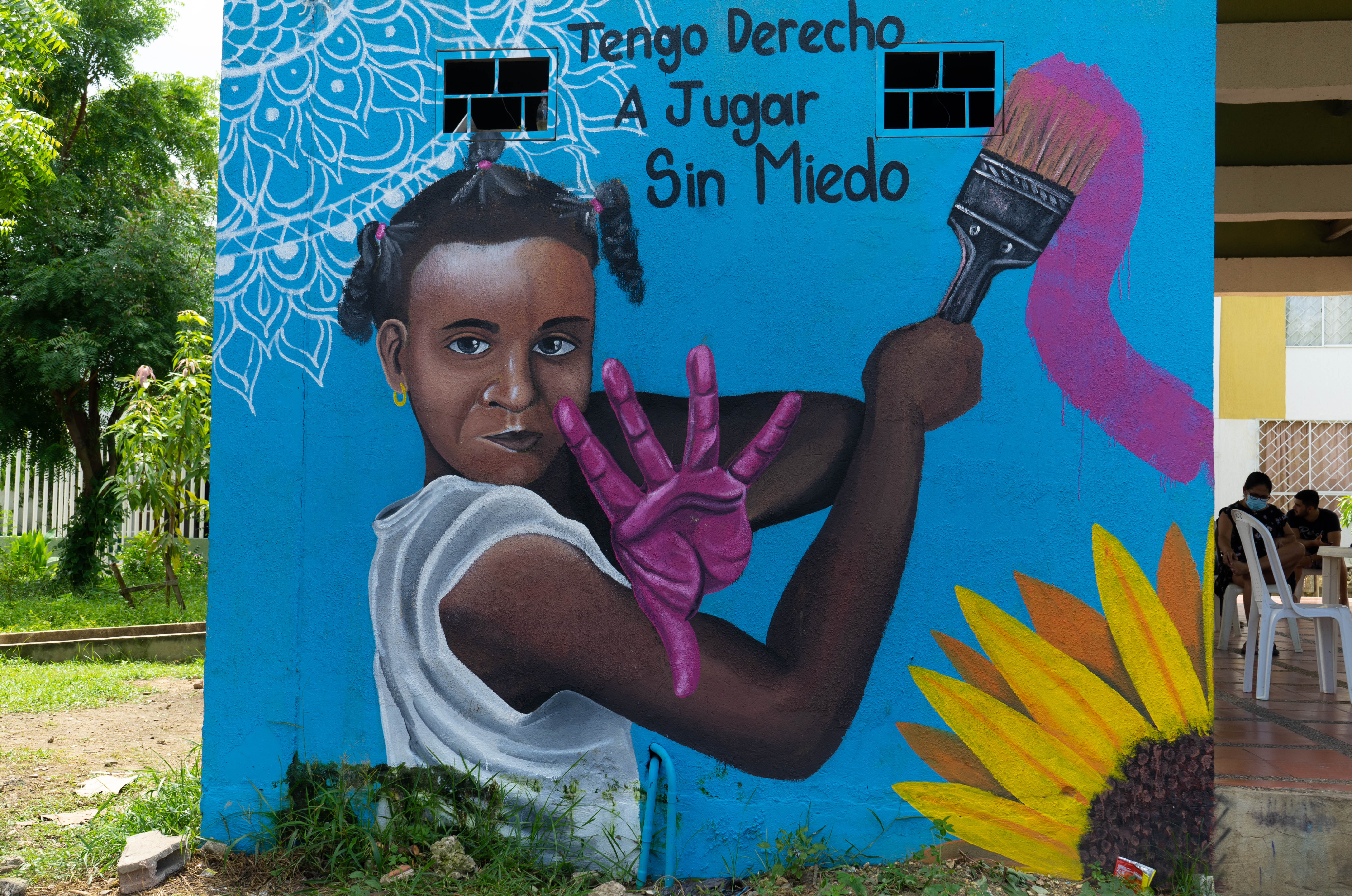 AME4554. COLOMBIA (COLOMBIA), 21/07/2022.- Fotografía cedida por Movimiento por la Paz Colombia que muestra un mural alusivo a la seguridad de las niñas del país. Los feminicidios y los abusos sexuales en los espacios públicos son los crímenes que más temen sufrir las mujeres que viven en Bogotá, Cartagena y Tumaco, y que limitan su movilidad en estas tres ciudades de Colombia en las que el 85 % de ellas se sienten inseguras o muy inseguras. EFE/ Movimiento Por La Paz Colombia SOLO USO EDITORIAL SOLO DISPONIBLE PARA ILUSTRAR LA NOTICIA QUE ACOMPAÑA (CRÉDITO OBLIGATORIO)