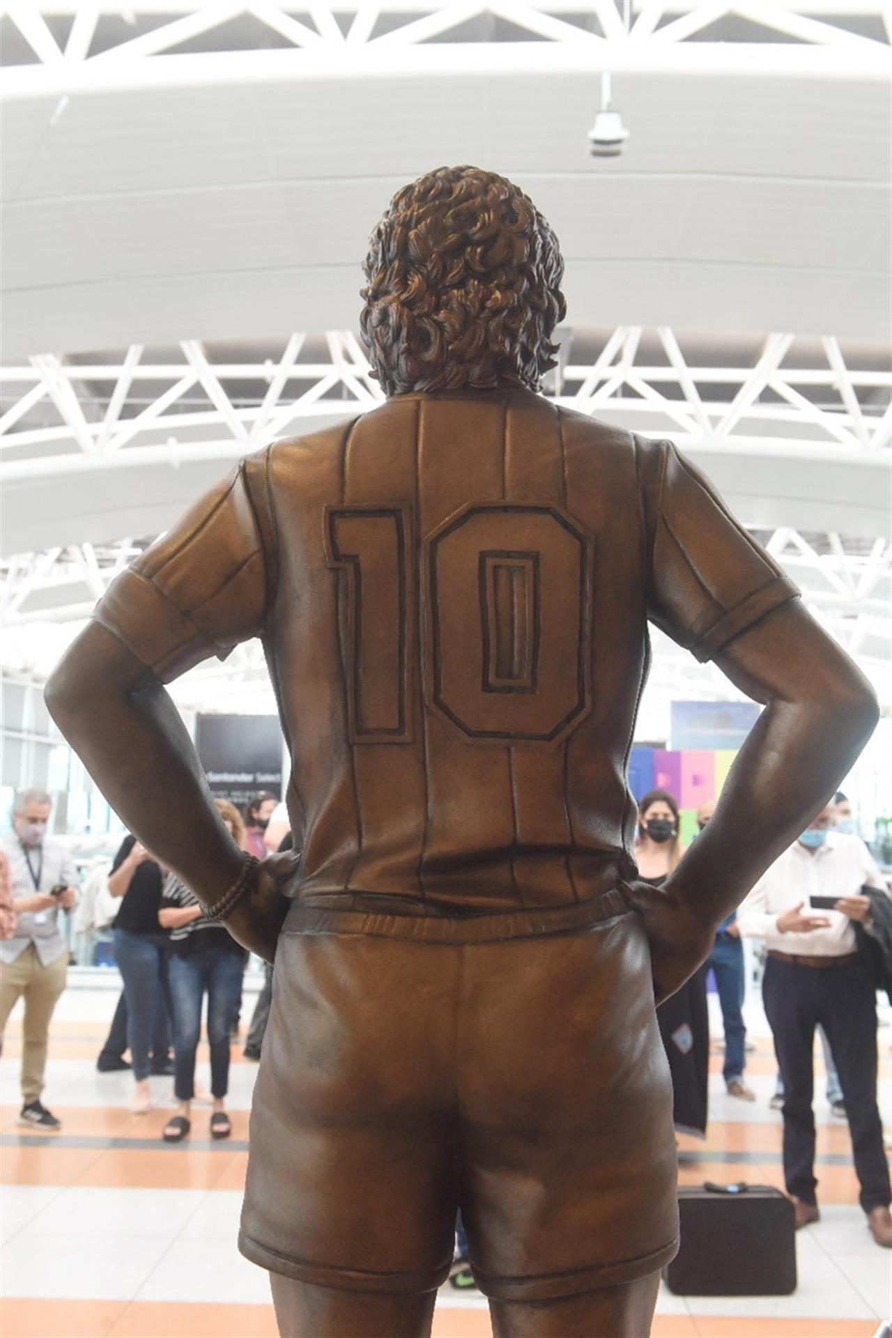 Imagen de espaldas de la estatua de Maradona.