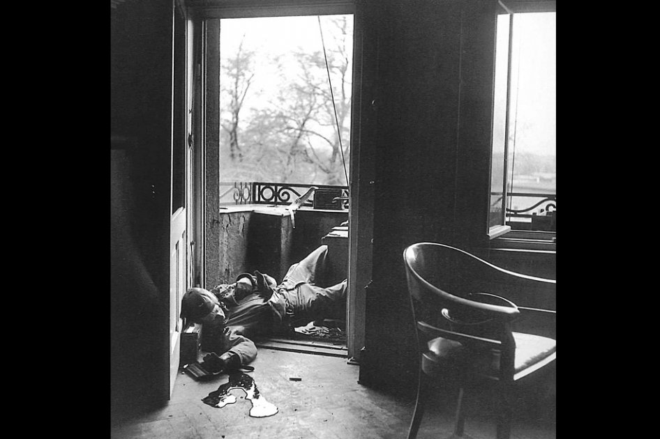 Imagen tomada en la ciudad alemana de Leipzig en 1937. Hace parte del libro ‘Robert Capa: obra fotográfica’ (Phaidon, 2001). La selección fue hecha, en parte, por Cornell Capa, hermano del reportero. / Fotos: ‘Robert Capa: obra fotográfica’