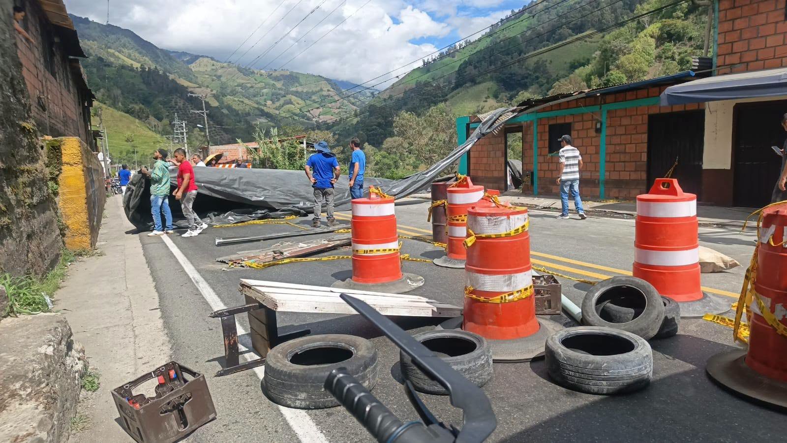 Cerrado completamente el paso por la vía La Línea en Cajamarca; hay protestas