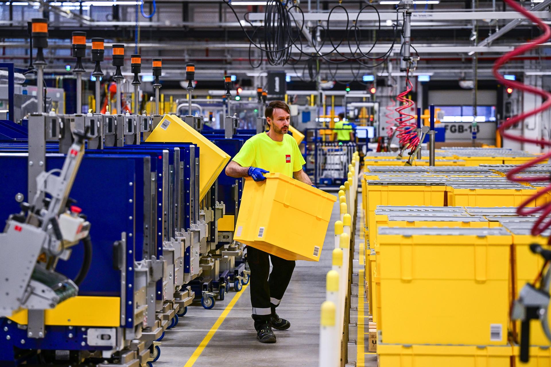 El rebote mundial se enfría: señales de alerta en manufactura y servicios