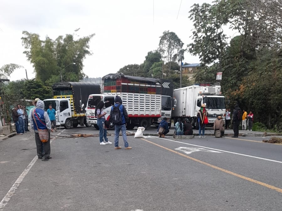 Durante varias horas, indígenas bloquearon vía Panamericana entre Cali y Popayán