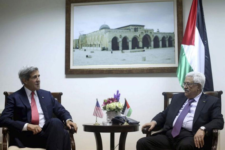 El secretario de Estado de EEUU, John Kerry (i), conversa con el presidente palestino, Mahmud Abás (d).