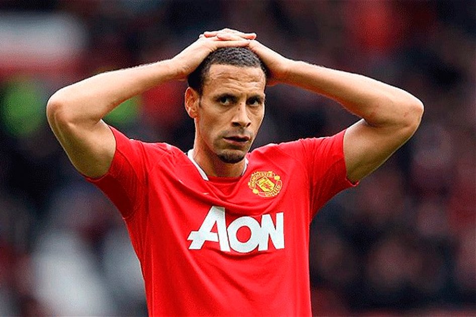 Rio Ferdinand, multado por un comentario en Twitter