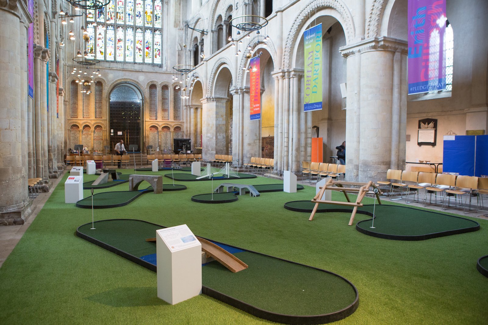 La iglesia que construyó un minigolf para atraer fieles y otras noticias curiosas de la semana