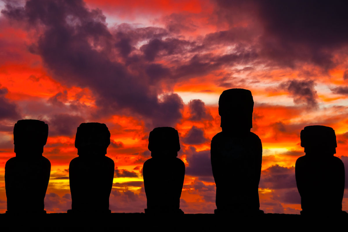 Ahu Tongariki, un lugar repleto de misticismo: este enigmático lugar de la costa este de la Isla de Pascua, en Chile, es cautivador. El yacimiento arqueológico está compuesto por quince moáis, unas esculturas monolíticas levantadas en honor a los antepasados de estas tierras. Aunque existe mucho debate sobre estas estatuas, se cree que sus orígenes podrían establecerse entre los siglos IX y XVI.