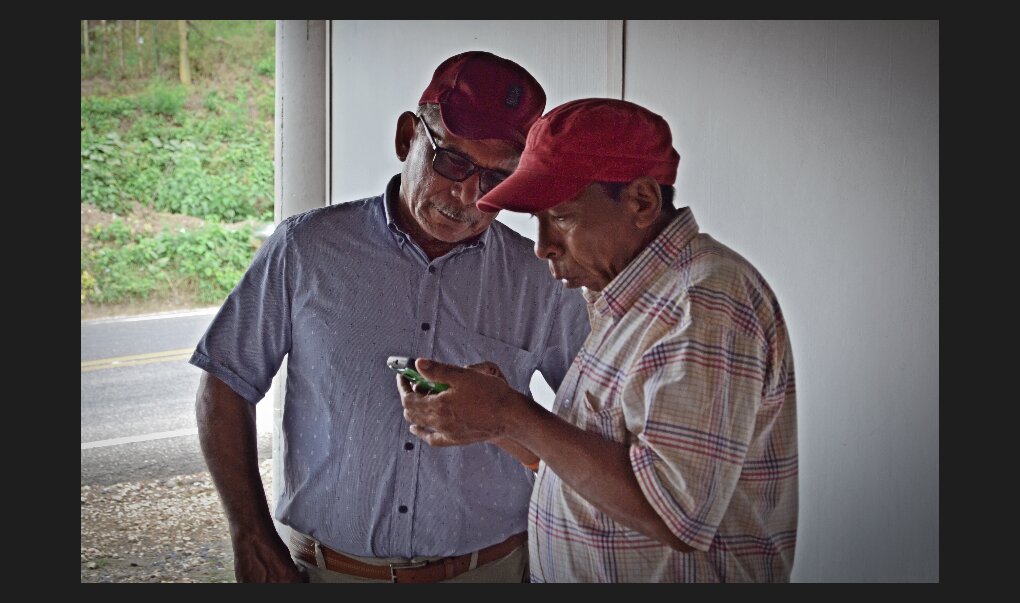 Andrés Narváez junto con Argemiro Lara, presidente de la Asociación de Campesinos y Campesinas de la Finca La Europa. Es uno de los líderes que está al frente del proceso de titulación de las más de 1.300 hectáreas del predio.Jéssica SantistebanEn el caso de Andrés Narváez, aunque su atacante Héctor San Martín Rivera fue detenido, en una de las instancias judiciales un juez le dio libertad por vencimiento de términos. Según la ley colombiana, a pesar de que el señalado esté en libertad, el proceso debe seguir su curso hasta que un juez profiera una sentencia y defina la situación jurídica. Así fue en este caso. A San Martín lo condenaron a 25 años de prisión, pero para ese punto el capataz ya estaba prófugo.