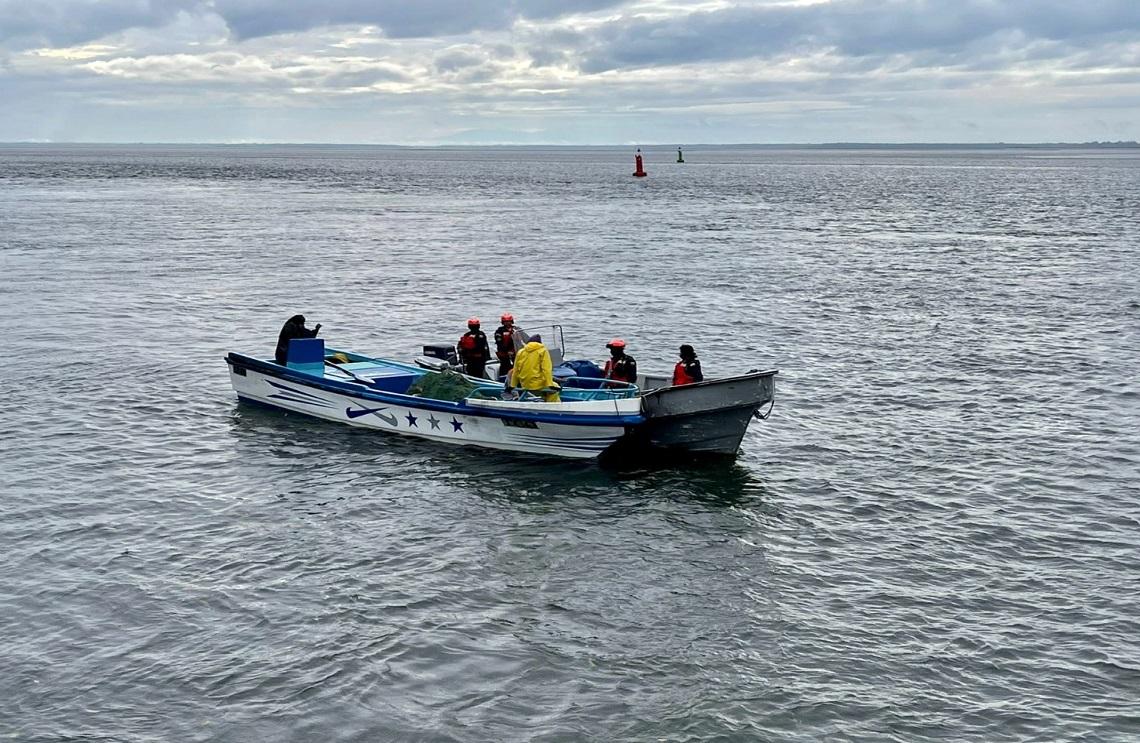 Rescataron a tres pescadores que habían quedado a la deriva en el océano Pacífico