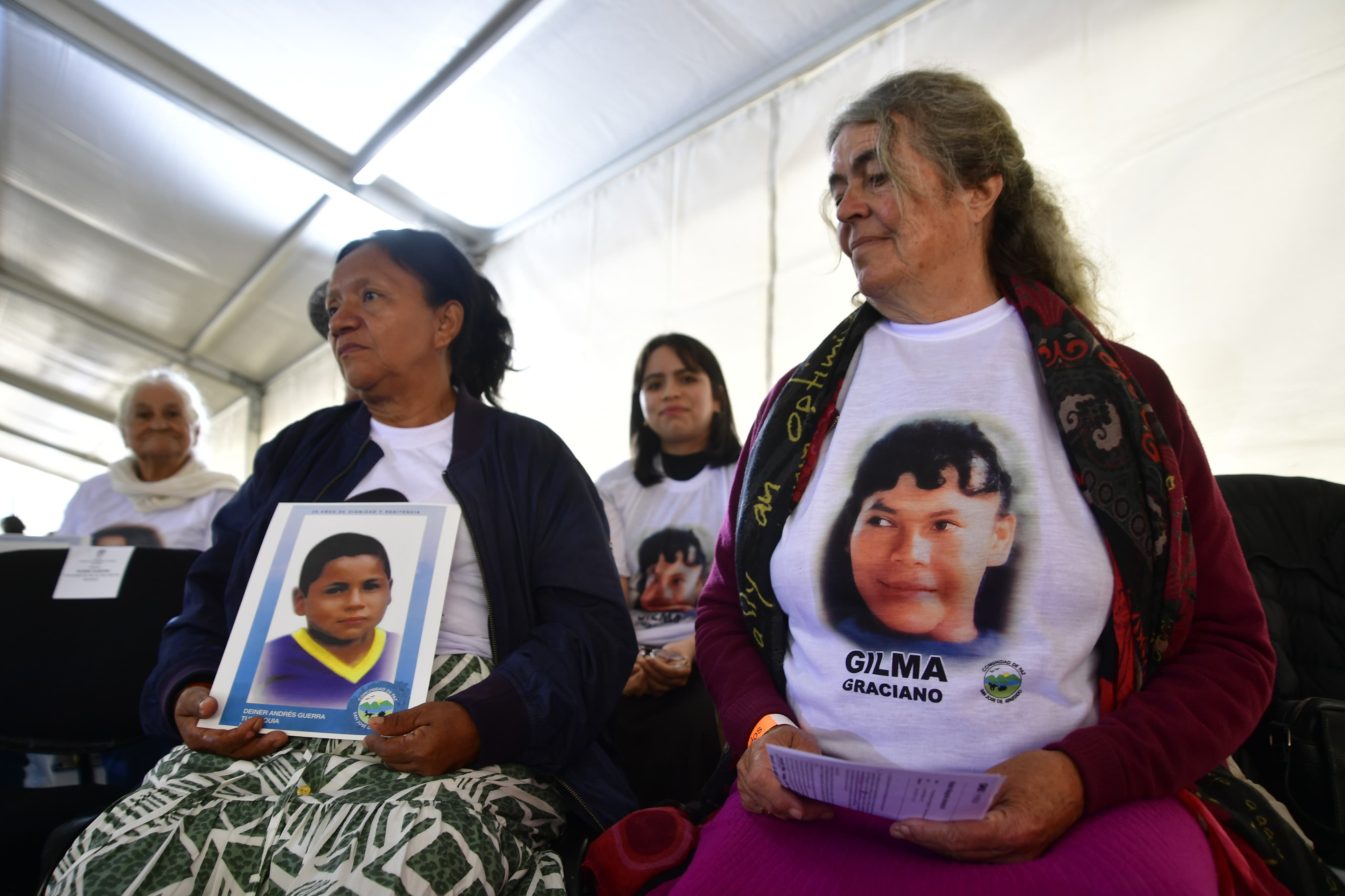 Miembros de la Comunidad de Paz de San José de Apartadó exhiben fotos de miembros asesinados.