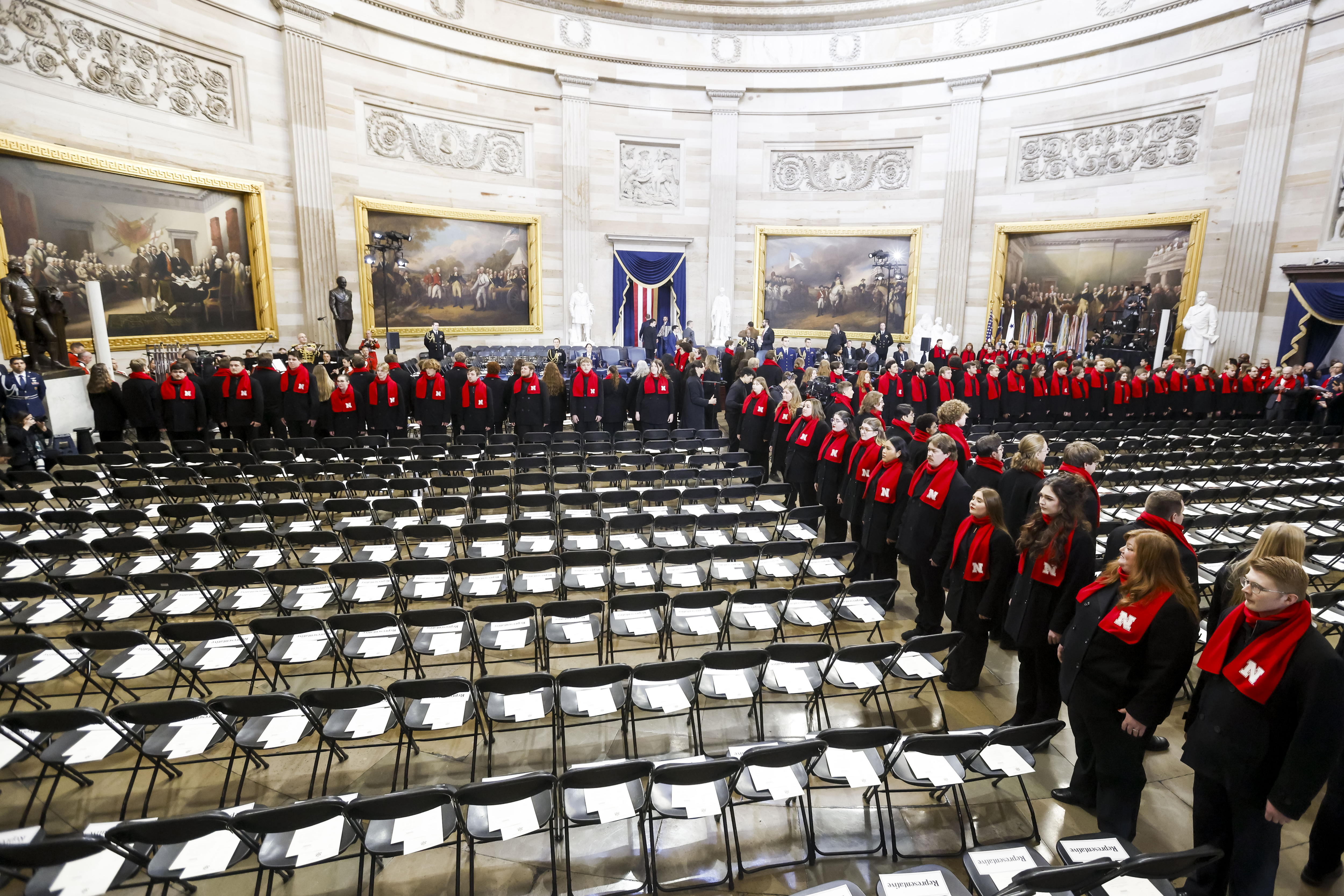 Washington (United States), 20/01/2025.- The University of Nebraska-Lincoln Combined Choirs performs as part of the inauguration ceremonies for US President Donald Trump in the rotunda of the United States Capitol in Washington, DC, USA, 20 January 2025. Trump, who defeated Kamala Harris, is being sworn in today as the 47th president of the United States. (Estados Unidos) EFE/EPA/SHAWN THEW