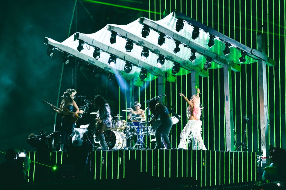Todos los integrantes de la banda de artistas de Karol G son mujeres y es una de las características de su equipo de trabajo.