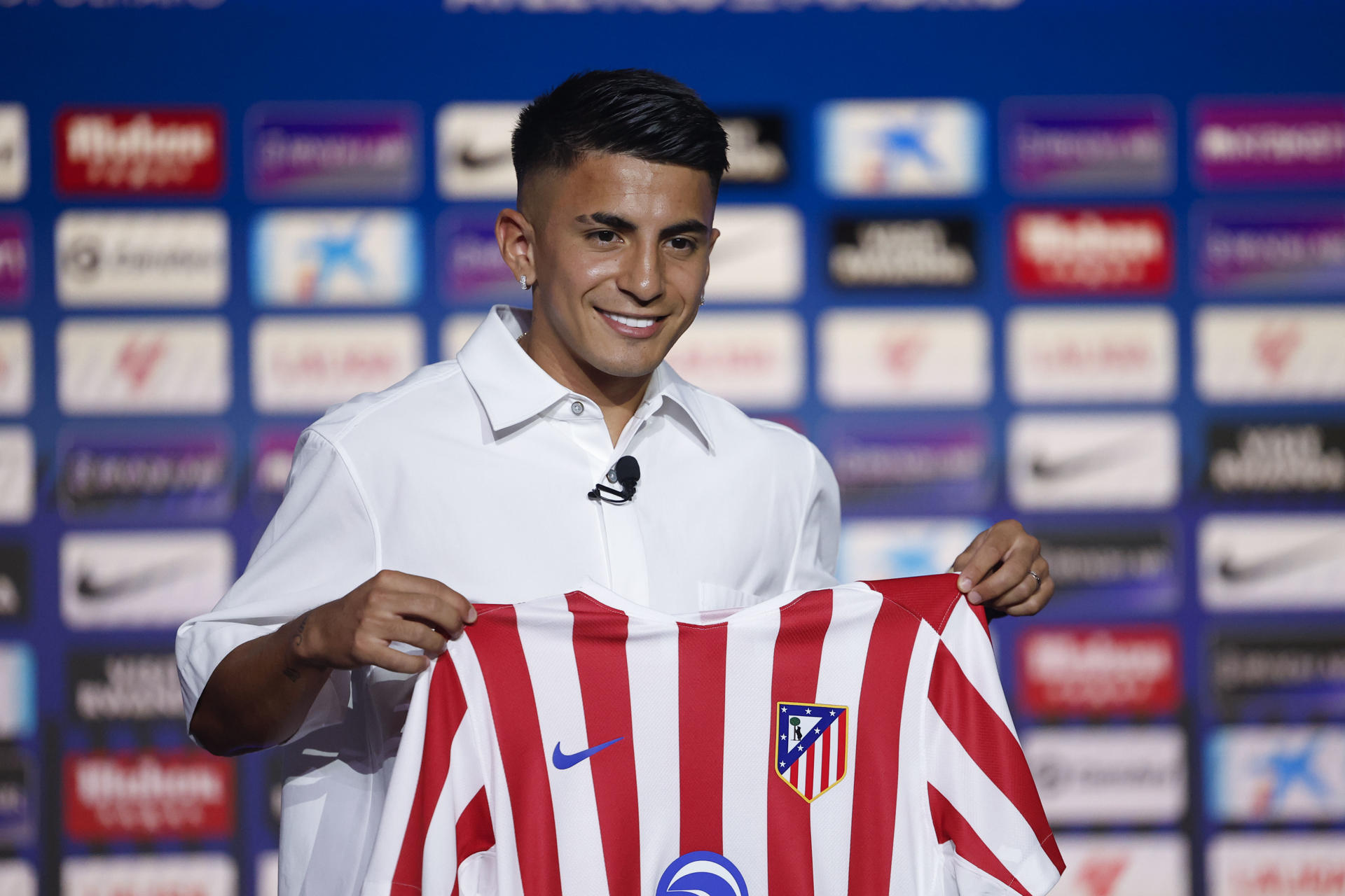 MADRID (ESPAÑA), 29/07/2025.- El delantero argentino Thiago Almada durante su presentación como nuevo jugador del Atlético de Madrid en el estadio Metropolitano de Madrid. EFE/ Chema Moya
