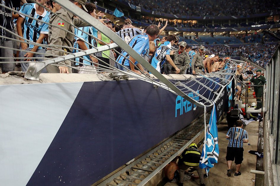 Al menos ocho heridos al romperse baranda en estadio del Gremio