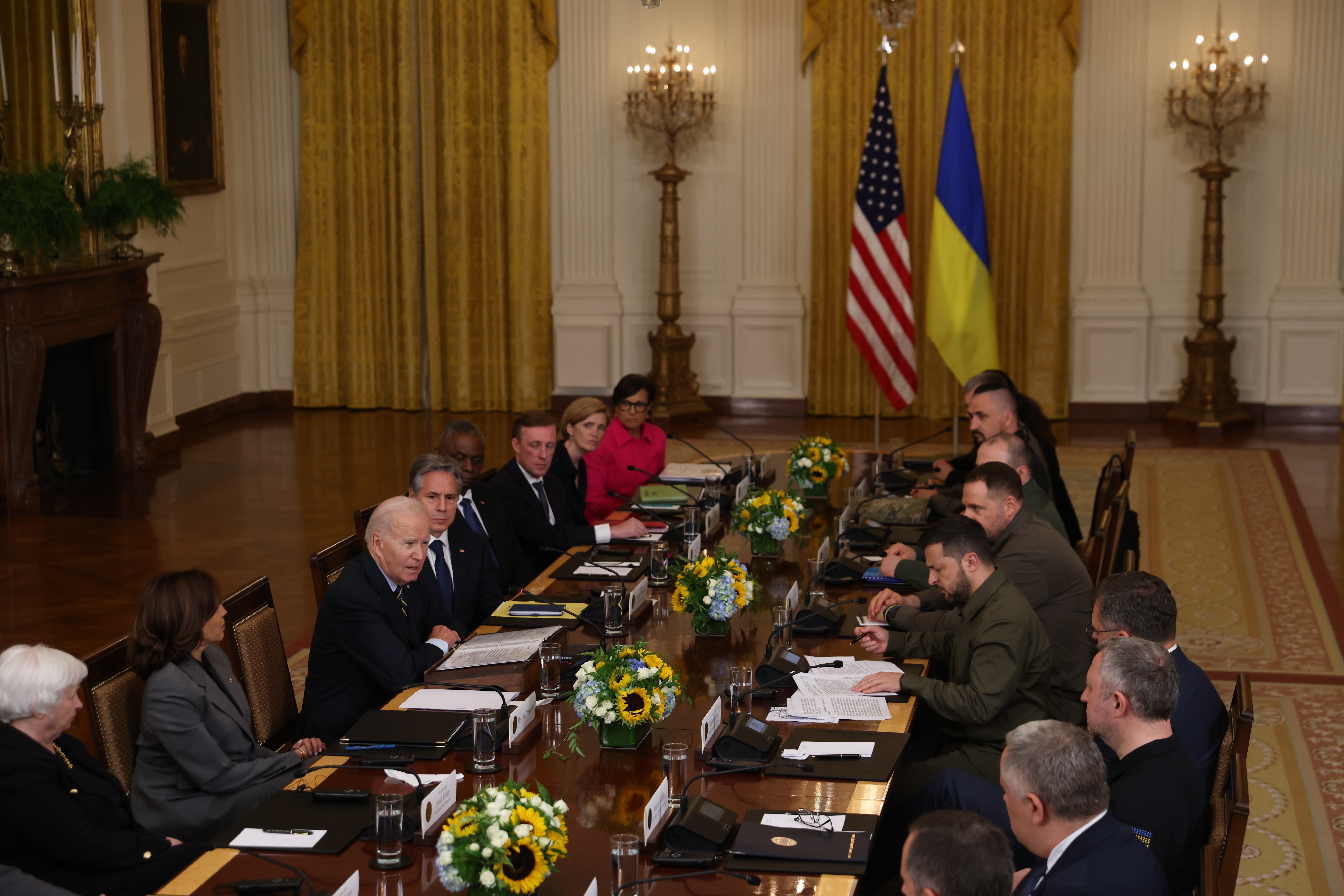 Washington (United States), 21/09/2023.- US President Joe Biden (3-L) and President Volodymyr Zelensky (4-R) of Ukraine hold an expanded bilateral meeting in the East Room of the White House in Washington, DC, USA, 21 September 2023. Ukrainian President Zelensky is in Washington to meet with members of Congress at the US Capitol, the Pentagon and US President Joe Biden at the White House to make a case for further military aid. (Ucrania) EFE/EPA/JULIA NIKHINSON / POOL