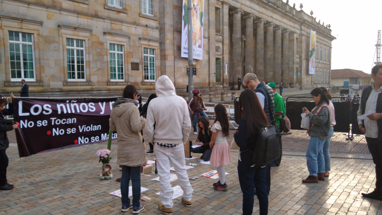 Con funeral simbólico, protestan en Bogotá contra asesinatos de niños en Colombia