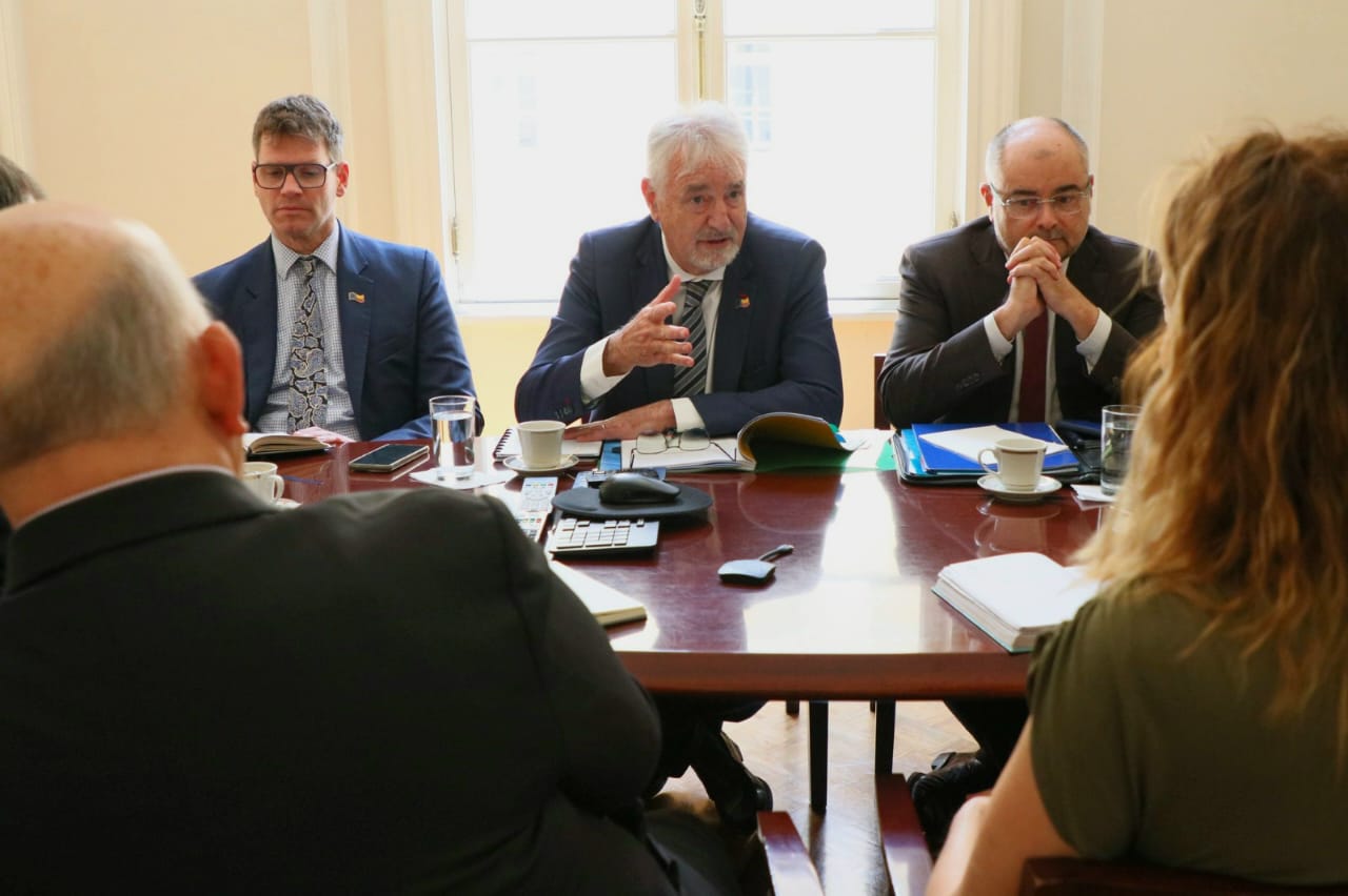 Koetsenruijter (centro), junto al embajador de la UE en Colombia (der), en una reunión con el consejero comisionado de paz, Otty Patiño