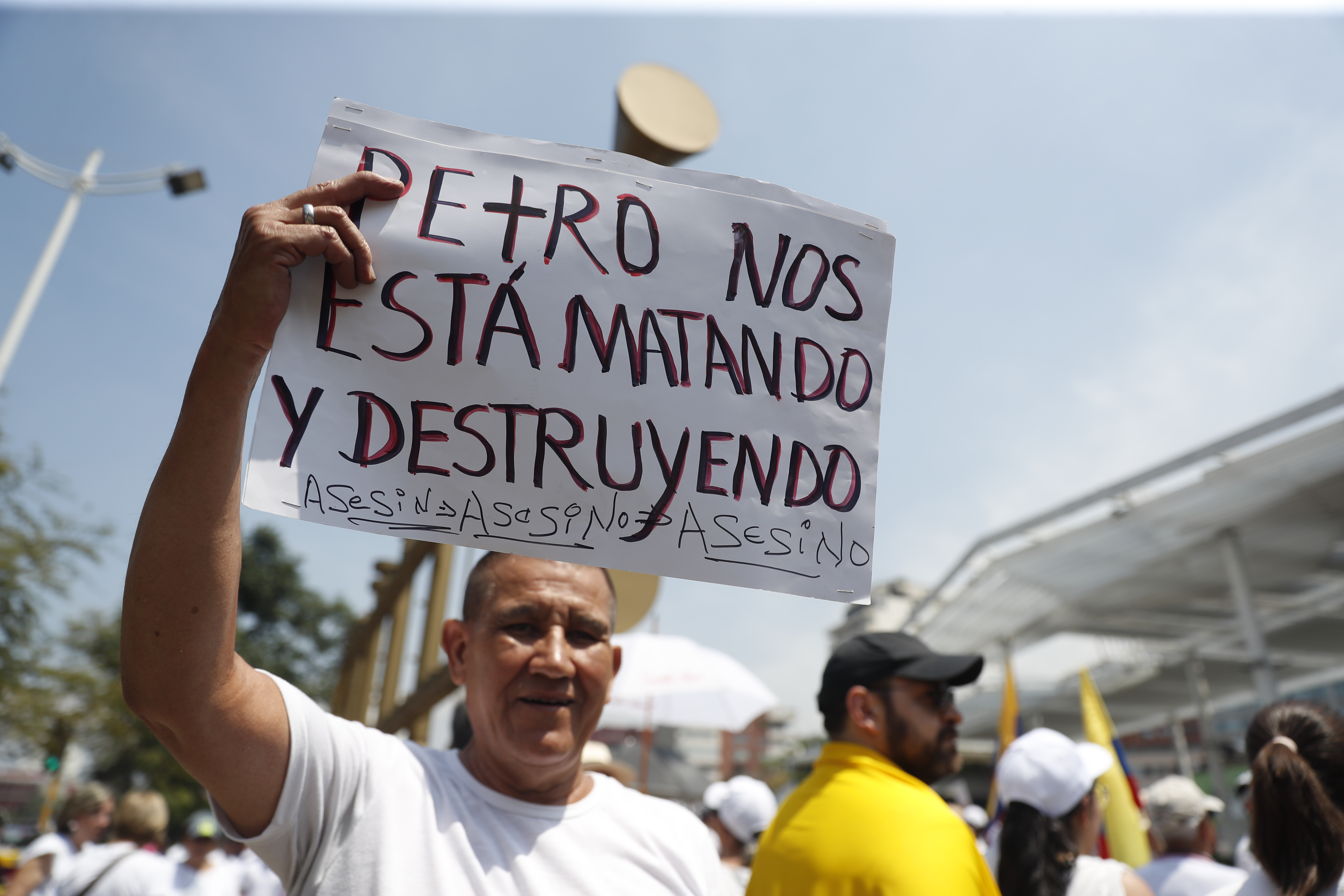 AME7761. CALI (COLOMBIA), 20/06/2023.- Personas se manifiestan hoy en contra del Gobierno de Gustavo Petro, en Cali (Colombia). La oposición colombiana comenzó a congregarse este martes en las calles de las principales ciudades del país para protestar contra las reformas sociales que impulsa la administración del presidente Gustavo Petro, muy cuestionado en las últimas semanas por los escándalos en su Gobierno. EFE/ Ernesto Guzmán